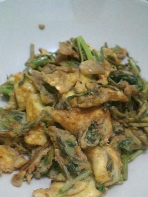 香椿芽炒蛋（以香椿芽为主角）