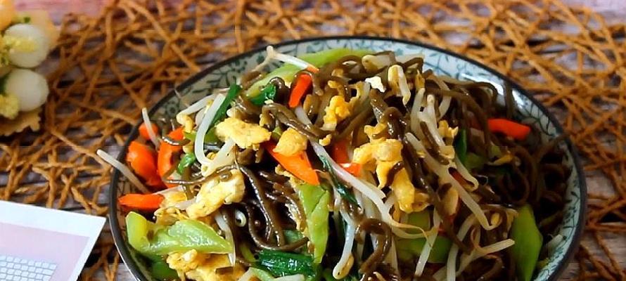 双椒炒红薯杆子怎么做？步骤和技巧有哪些？