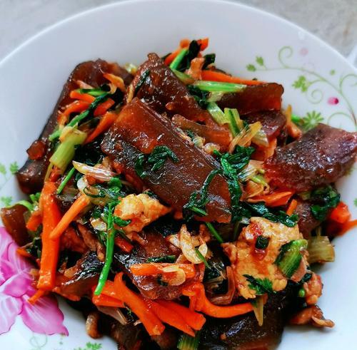 双椒炒红薯杆子怎么做？步骤和技巧有哪些？