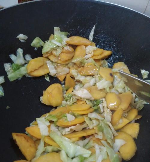 双椒炒红薯杆子怎么做？步骤和技巧有哪些？