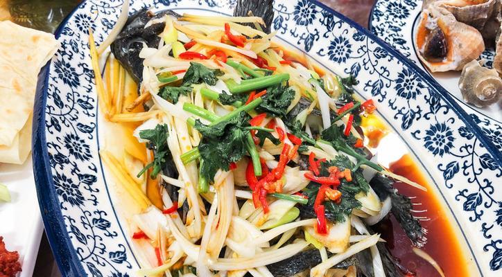 油泼黑头鱼的做法是什么？如何在家轻松制作？