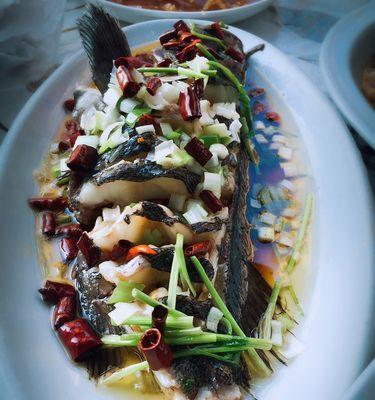 油泼黑头鱼的做法是什么？如何在家轻松制作？