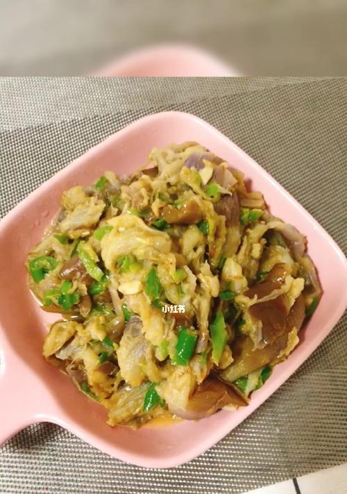 香煎让茄子，做出美味蔬菜料理（掌握独特技巧）