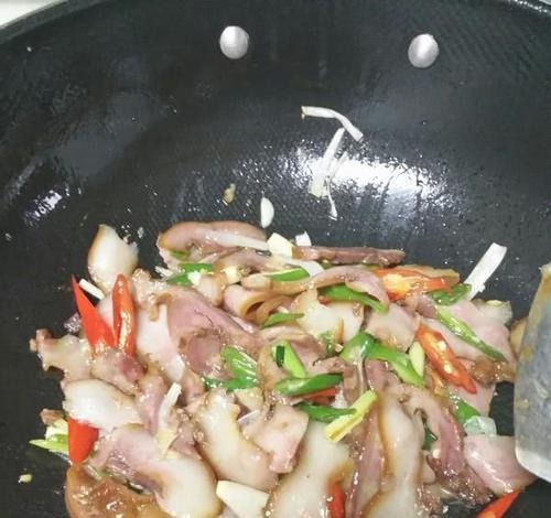 蒜苗香菇炒猪头肉的做法是什么？这道菜的制作步骤有哪些？