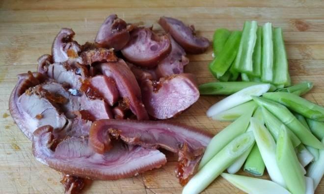 蒜苗香菇炒猪头肉的做法是什么？这道菜的制作步骤有哪些？