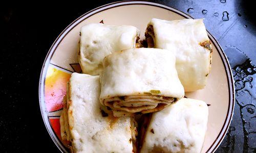 香葱猪肉花卷的制作方法（一步一步教你做美味的香葱猪肉花卷）