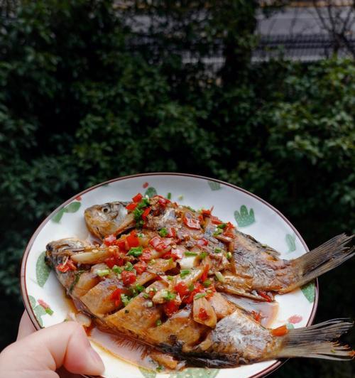 香辣小鲫鱼的制作方法（口感鲜美）