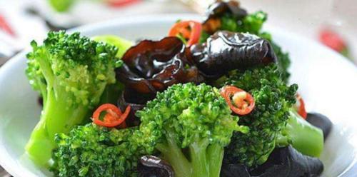 以西兰花木耳炒肉，美味又营养（探秘如何做出口感嫩滑）