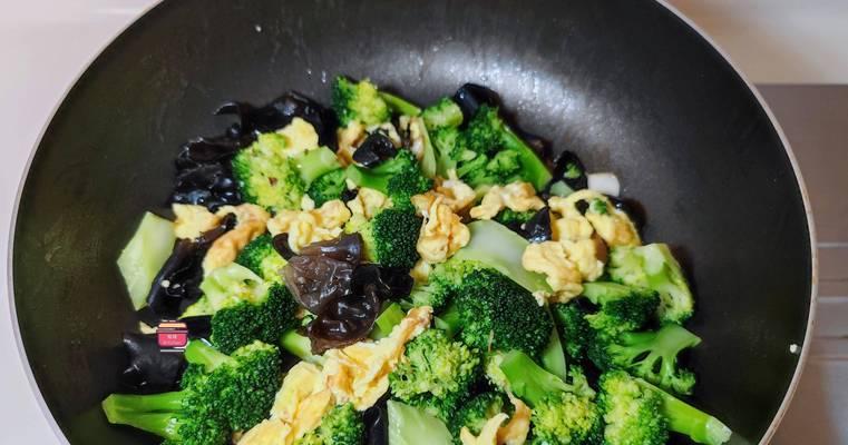 以西兰花木耳炒肉，美味又营养（探秘如何做出口感嫩滑）