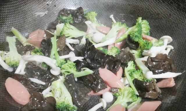 以西兰花木耳炒肉，美味又营养（探秘如何做出口感嫩滑）