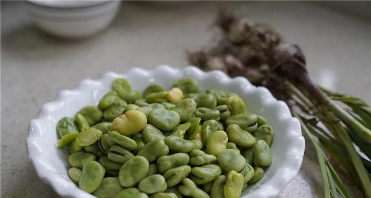蒜香鲜嫩蚕豆的烹饪秘籍（教你如何做出口感鲜美的蒜香蚕豆）