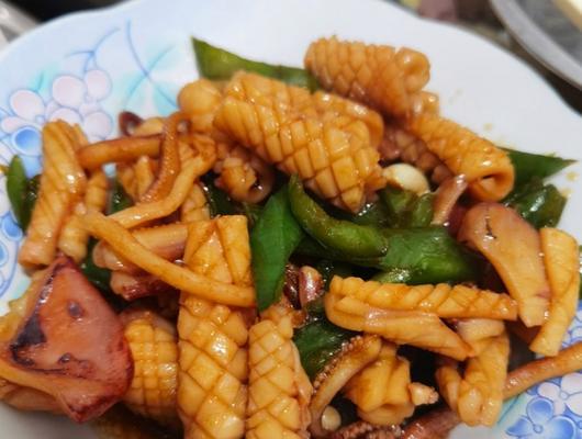 爆炒小鱿鱼怎么做才鲜嫩？详细步骤和常见问题解答？