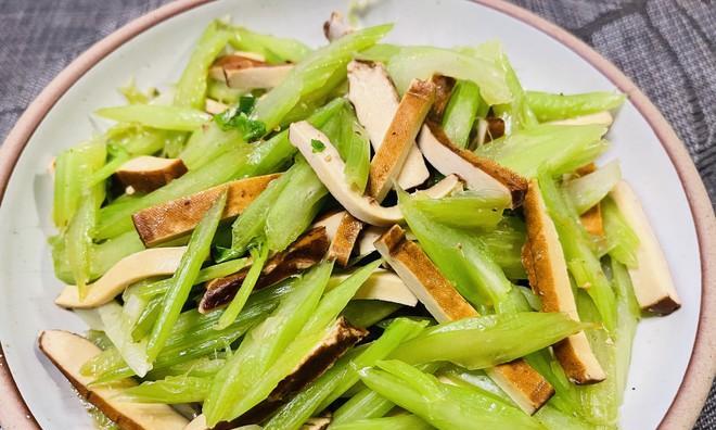 香干芹菜红椒炒回锅肉怎么做？步骤和技巧有哪些？