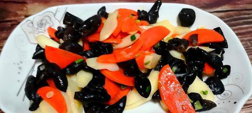 烧汁羊排配杂蔬，美味健康的佳肴（用丰富的蔬菜点缀美味羊排）