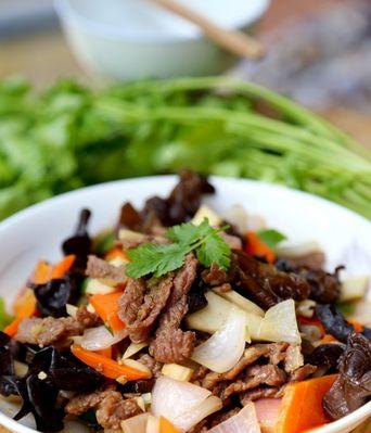 烧汁羊排配杂蔬，美味健康的佳肴（用丰富的蔬菜点缀美味羊排）