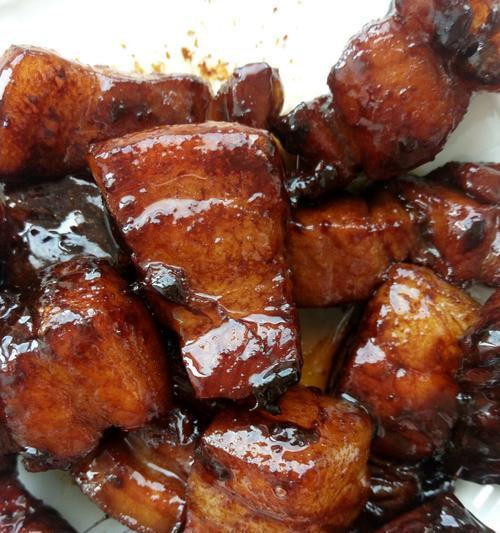 烧汁羊排配杂蔬，美味健康的佳肴（用丰富的蔬菜点缀美味羊排）