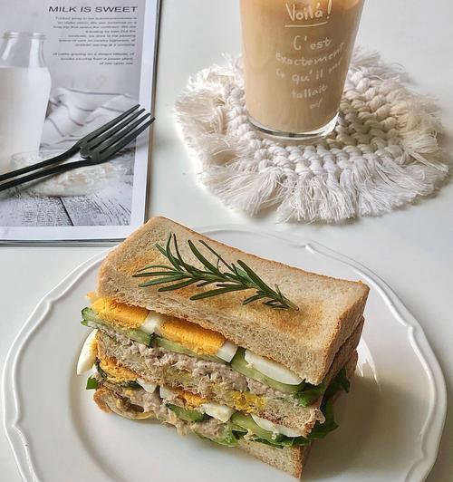 营养又美味的酸奶三明治（用酸奶打造健康早餐）