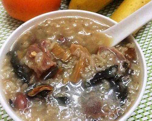 烧猪骨熬粥饭的做法与技巧（如何烹制出浓郁香醇的猪骨粥饭）