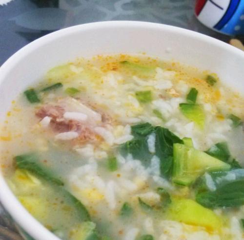 烧猪骨熬粥饭的做法与技巧（如何烹制出浓郁香醇的猪骨粥饭）