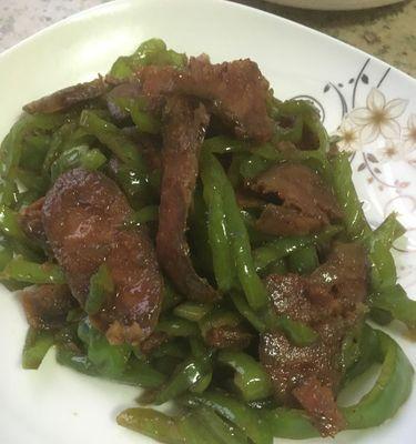 青椒炒腊肠的做法是什么？如何炒制出美味的青椒炒腊肠？