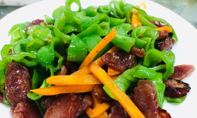 青椒炒腊肠的做法是什么？如何炒制出美味的青椒炒腊肠？
