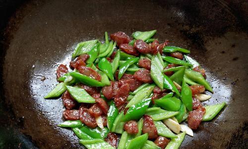青椒炒腊肠的做法是什么？如何炒制出美味的青椒炒腊肠？