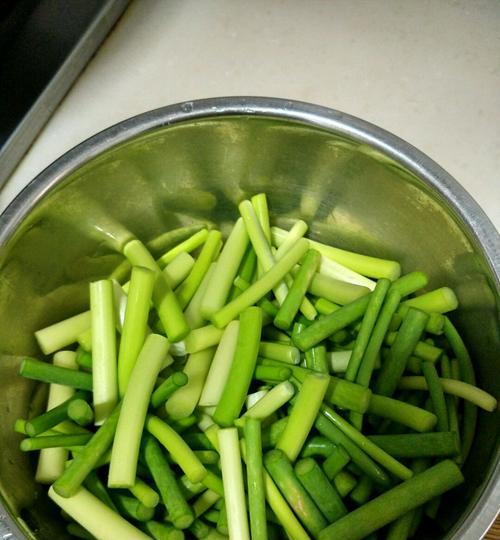 香气四溢，熏肉炒蒜苔的做法（传承美味）