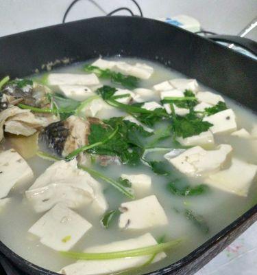 小鲫鱼汤的做法（营养丰富的家常美食）