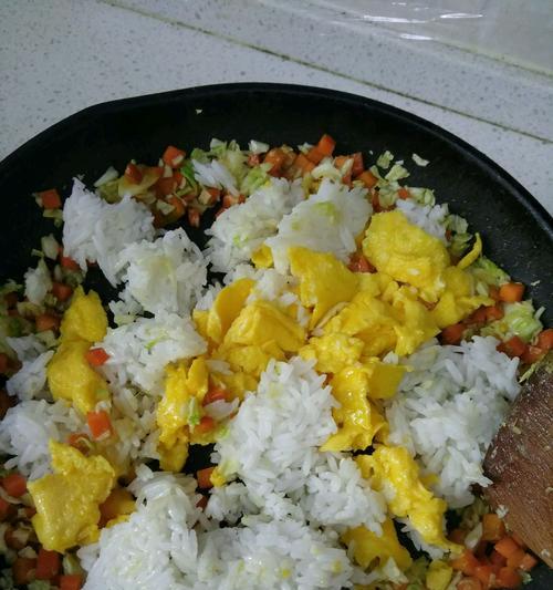 自制蛋炒饭，做个美味早餐（教你如何用简单的材料制作一份丰盛营养的蛋炒饭）