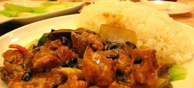 棕香糯米排骨饭的做法是什么？如何做出美味的糯米排骨饭？