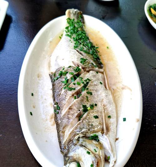 清蒸太湖白鱼怎么做？步骤和技巧有哪些？