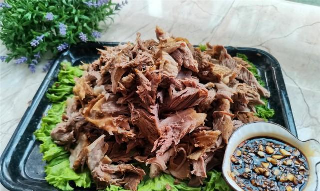 蒜泥拆骨肉的做法是什么？如何在家轻松制作？