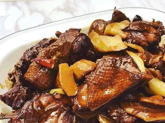 美味可口的笋干烧鸭做法（如何用笋干制作出鲜嫩多汁的烧鸭）