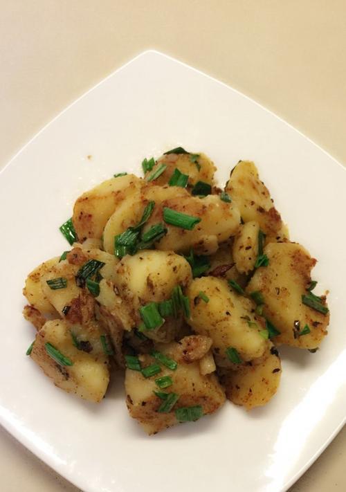 土豆菜团子的制作方法（健康美味的素食佳肴）