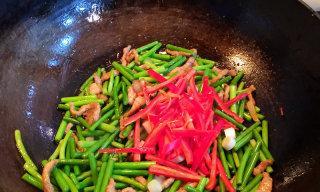 清香爽口的蒜薹肉丝（一道下饭好菜）