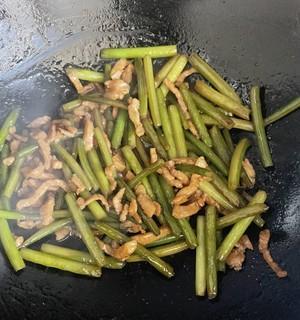 清香爽口的蒜薹肉丝（一道下饭好菜）