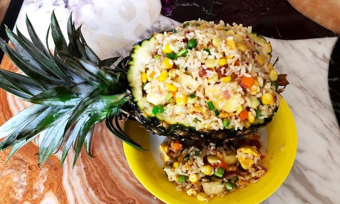 教你用一只菠萝制作美味又营养的炒饭（教你用一只菠萝制作美味又营养的炒饭）