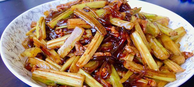用香芹炒出别样风味的米粉（一道简单易学的美食佳品）