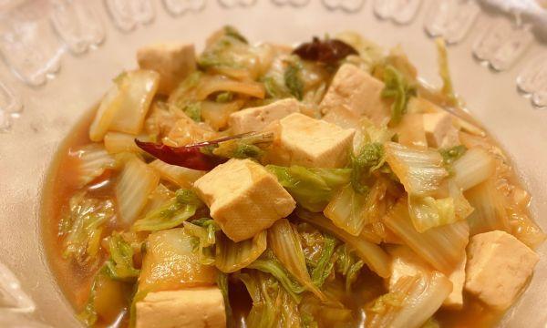 简单易学的以西红柿白菜豆腐汤做法（健康美味的家常菜谱）