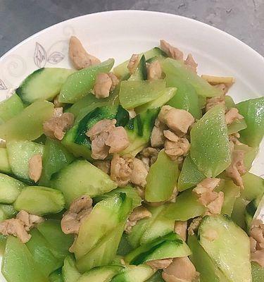 用土猪肉炒出的美味莴笋片（家常菜的新享受）