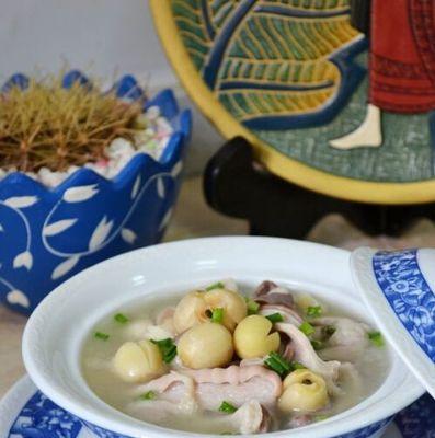 山药莲子猪肚汤怎么做？有哪些健康益处？