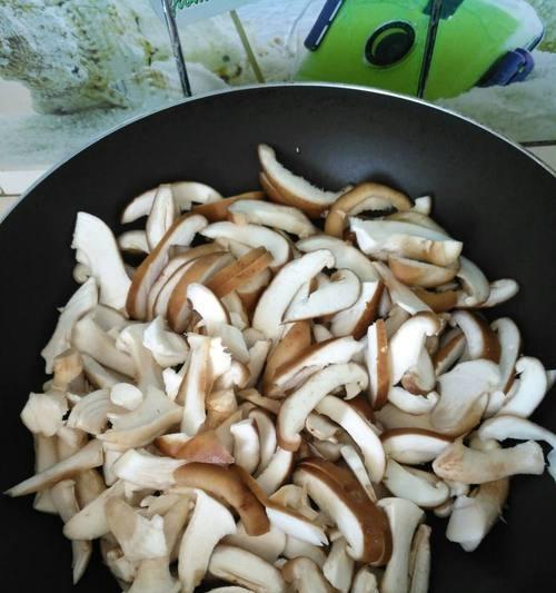 香菇炒香芹美味健康（做法简单）