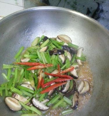 香菇炒香芹美味健康（做法简单）