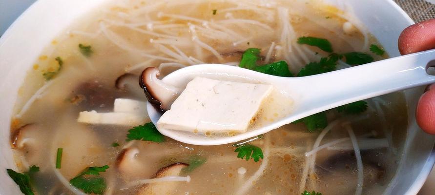 金针菇鱼汤，美味又营养（以新鲜金针菇为主材料）