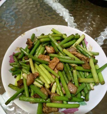 以蒜苔爆鸡心，清香爽口的佳肴（家庭厨艺）