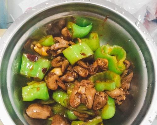 以蒜苔爆鸡心，清香爽口的佳肴（家庭厨艺）