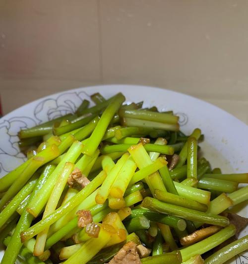 以蒜苔爆鸡心，清香爽口的佳肴（家庭厨艺）