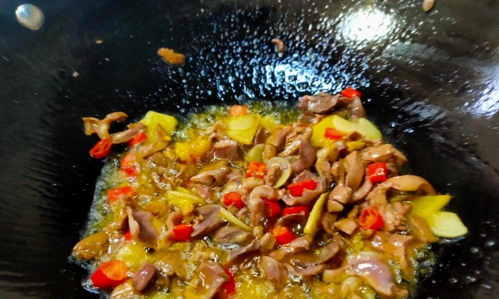 家常美食，酸豆角炒鸡杂做法（怎样才能做出美味可口的酸豆角炒鸡杂）