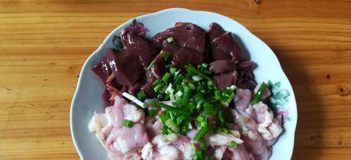 家常美食，酸豆角炒鸡杂做法（怎样才能做出美味可口的酸豆角炒鸡杂）