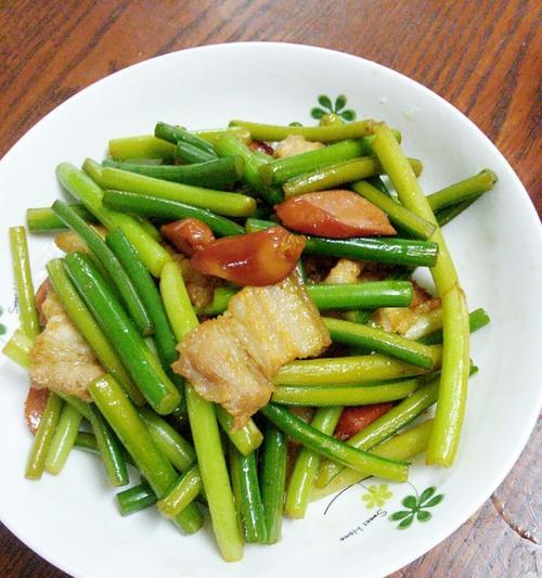 五花肉炒蒜薹，鲜香味美（传统美食）